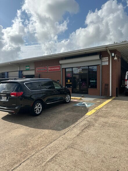 More Photos Of 2525 Westhollow Dr, Houston Auto Repair For Sale