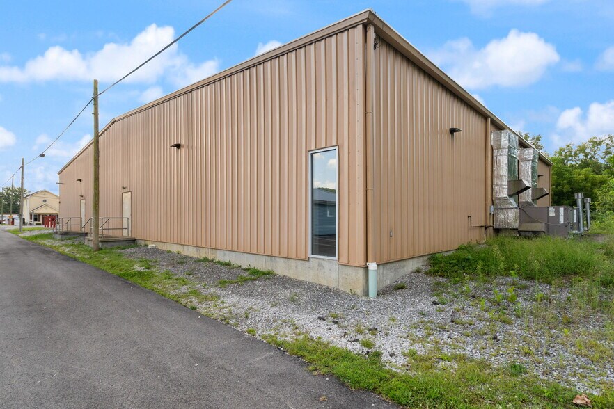 More Photos Of 109 W Water St, Borden Freestanding For Sale