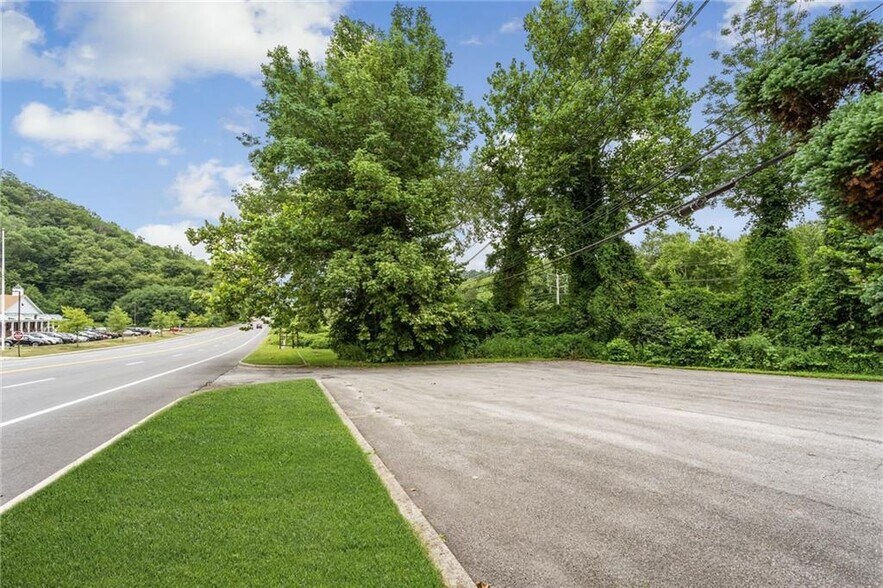 More Photos Of 538 NY-17A, Tuxedo Park General Retail For Sale