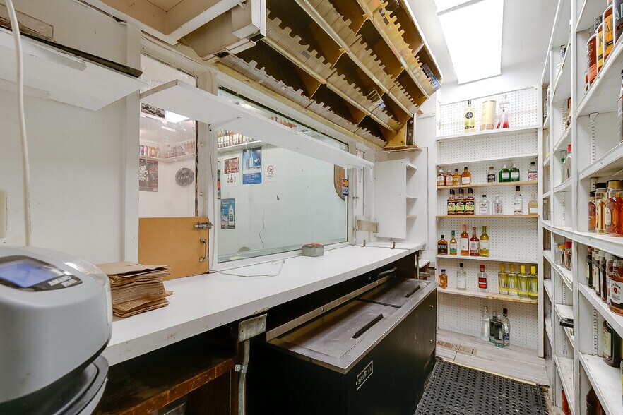 More Photos Of 7016 Page Ave, Saint Louis General Retail For Lease