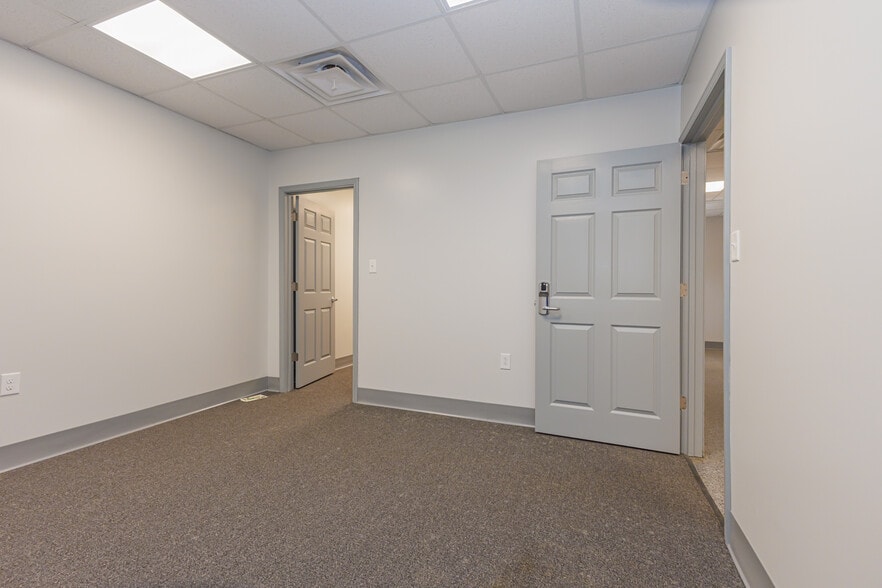 More Photos Of 5513 N Oxford St, Indianapolis Showroom For Lease