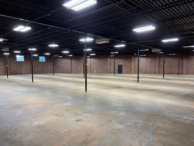 More Photos Of 5706 New Peachtree Rd, Chamblee Light Manufacturing For Sale