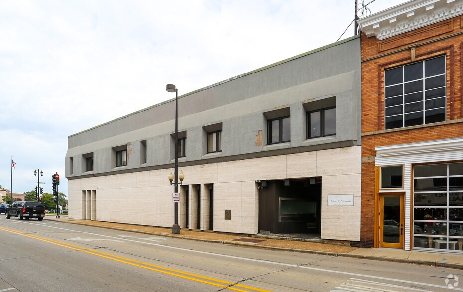 More Photos Of 105 E Wisconsin Ave, Oconomowoc Office For Lease