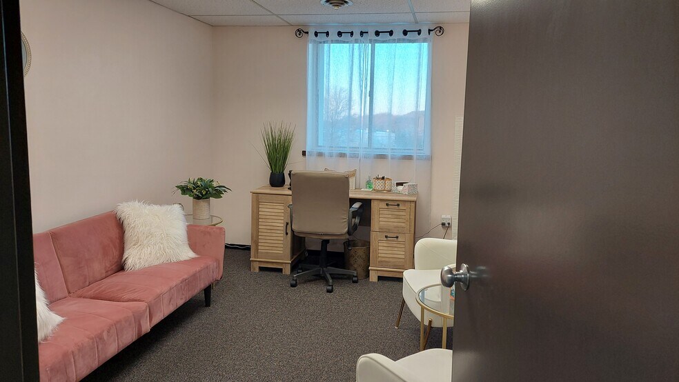 More Photos Of 2-100 Tower Office Park, Woburn Showroom For Lease