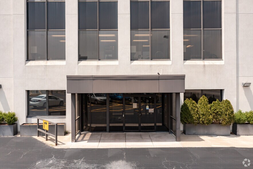 More Photos Of 8303 W Higgins Rd, Chicago Office For Sale