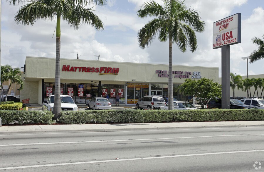 More Photos Of 795 W 49th St, Hialeah Freestanding For Lease
