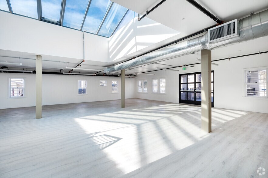 More Photos Of 1605 Ocean Front Walk, Santa Monica Storefront For Lease