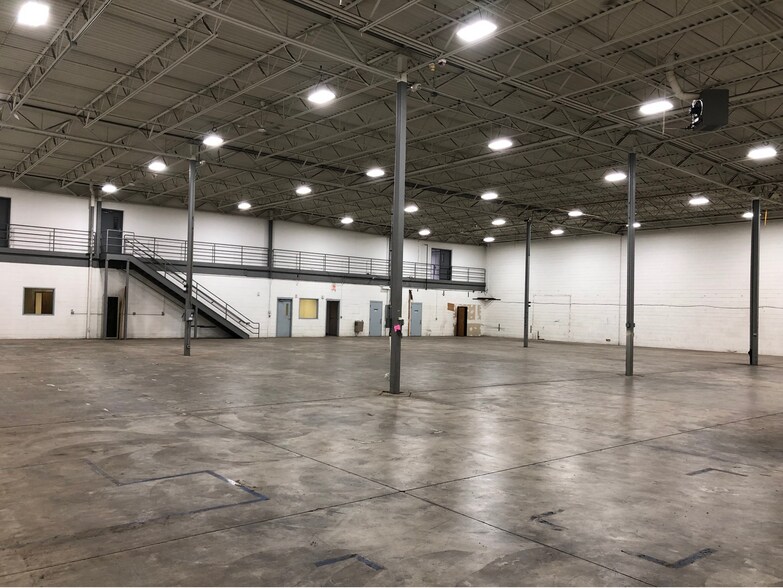 More Photos Of 2101-2115 Tempel Dr, Libertyville Warehouse For Sale