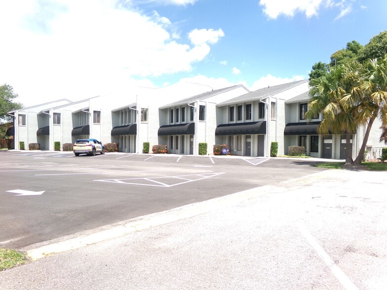 More Photos Of 1940-1964 E Edgewood Dr, Lakeland Office For Sale