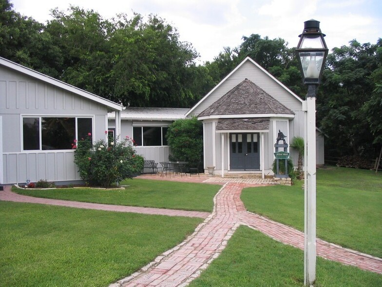 Primary Photo Of 7 N Main St, Salado General Retail For Lease