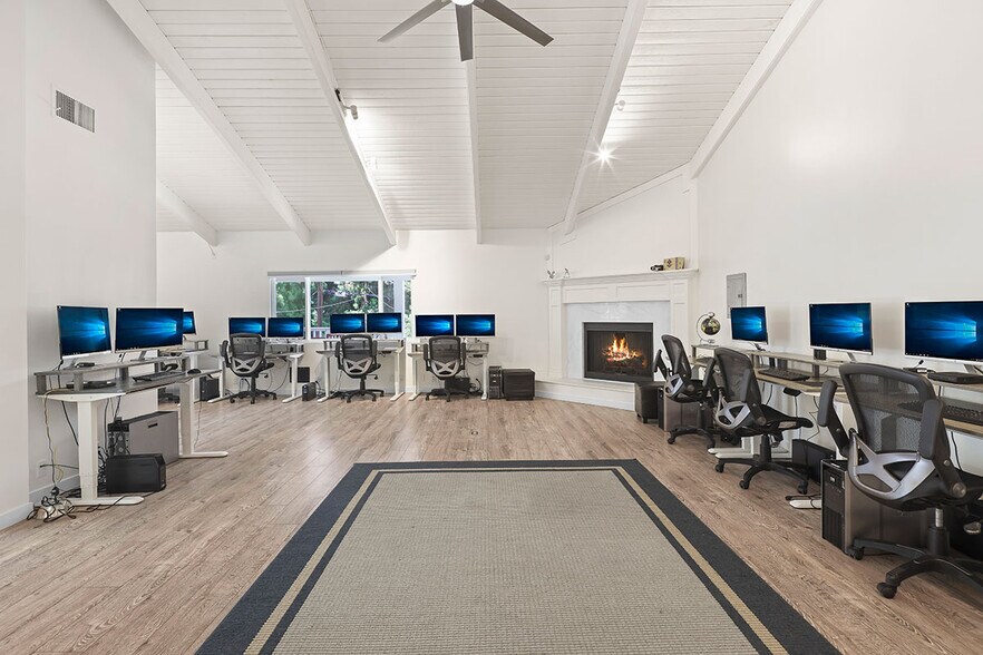 More Photos Of 23271 Ventura Blvd, Woodland Hills Office For Sale