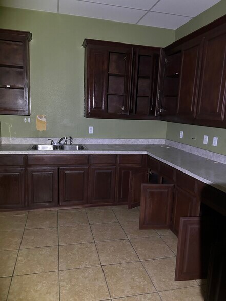 More Photos Of 155 W Mile 3, Palmhurst General Retail For Lease