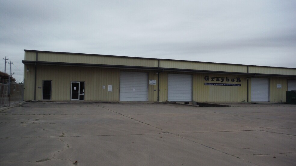 More Photos Of 903 Industrial St, Clute Unknown For Lease