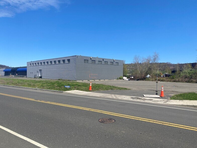 More Photos Of 195 Freight St, Waterbury Bar For Sale