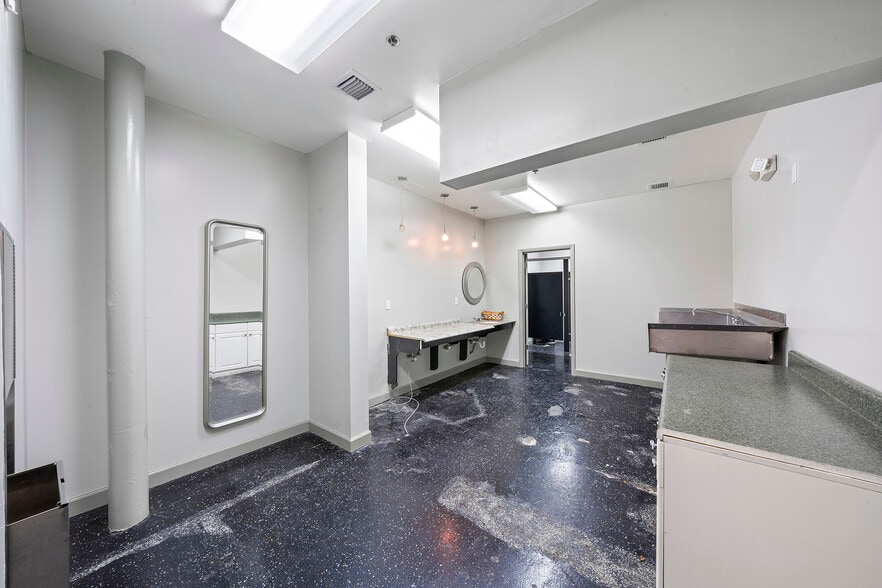 More Photos Of 2585 NW 21st Ter, Miami Warehouse For Lease