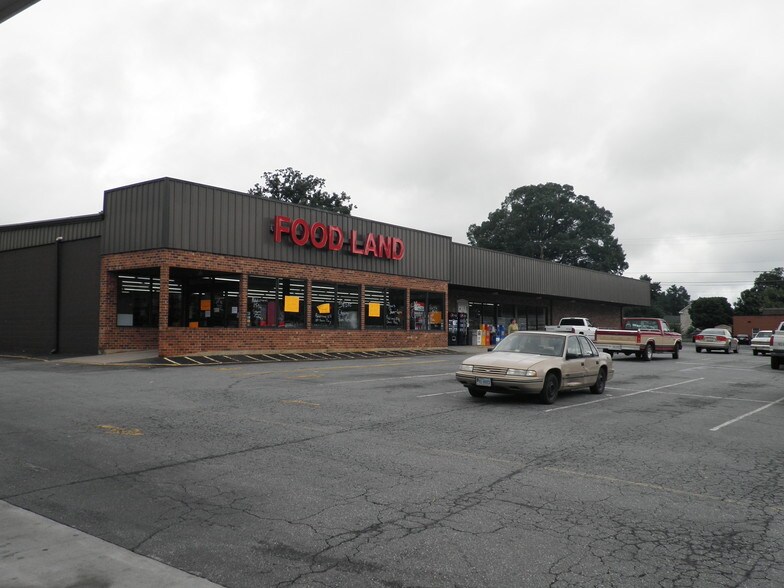 More Photos Of 300 N Main St, Gretna Supermarket For Lease