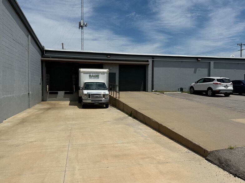 More Photos Of 8215-8257 Hedge Lane Ter, Shawnee Warehouse For Lease