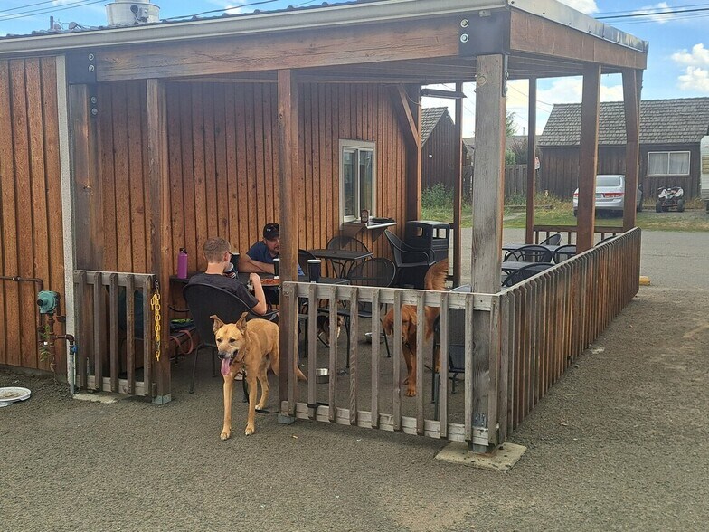 More Photos Of 500 W North St, Enterprise Restaurant For Sale