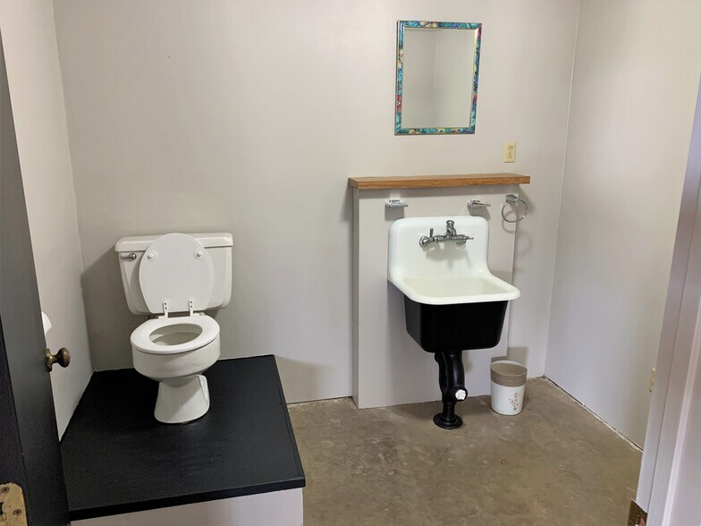 More Photos Of 6887 State Highway 31 E, Murchison Warehouse For Sale