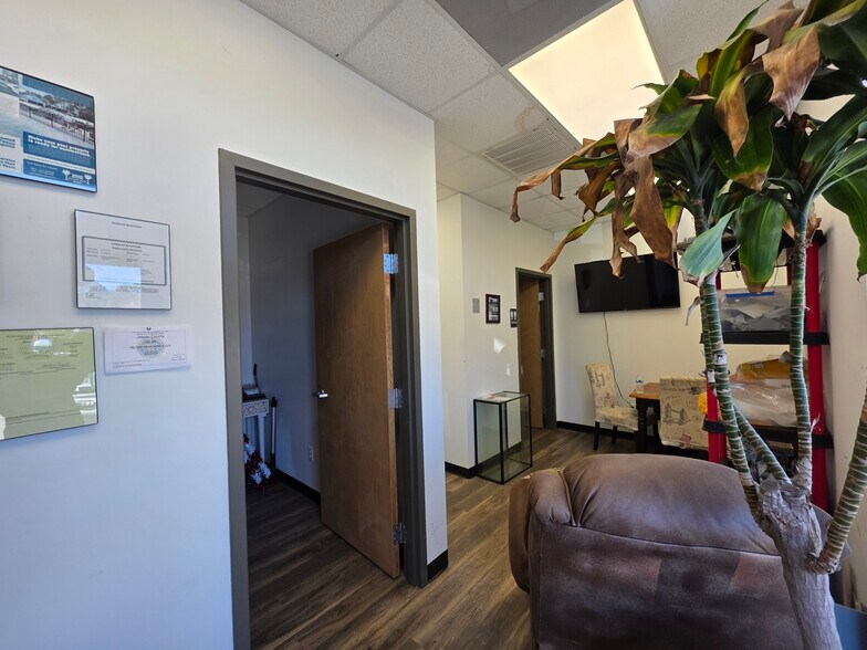 More Photos Of 61 Schinger Ave, Ridgeland Showroom For Lease