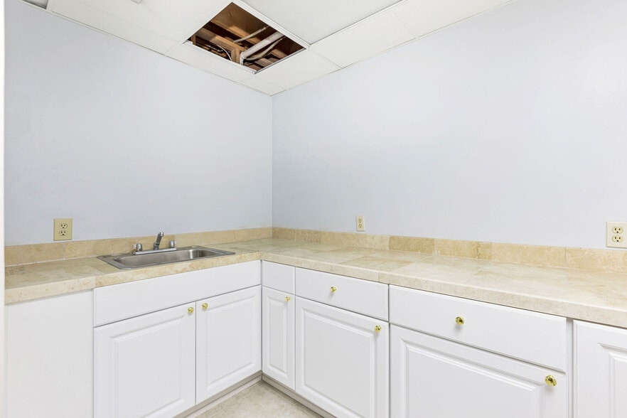 More Photos Of 5850 Boymel Dr, Fairfield Medical For Sale