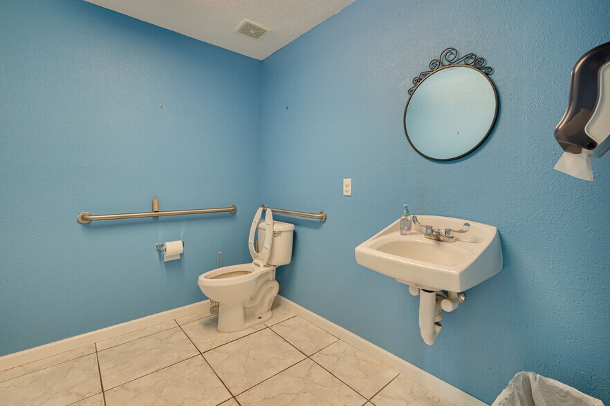 More Photos Of 110 Pine Ave, Oldsmar General Retail For Sale