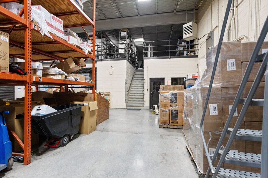 More Photos Of 127 Tanner Rd, Greenville Flex For Lease