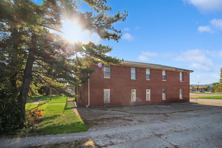 More Photos Of 220 S Main St, Brownstown Office For Sale