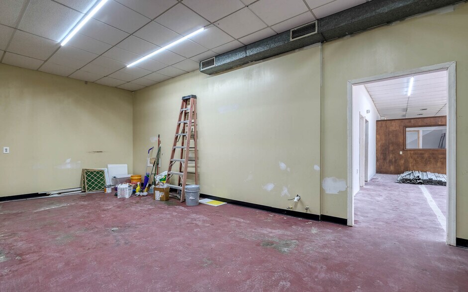 More Photos Of 1118 Smith St, Waller Showroom For Sale