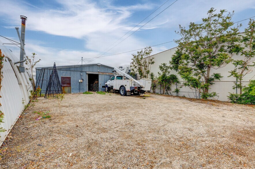 More Photos Of 2630 W Barberry Pl, Denver Warehouse For Sale