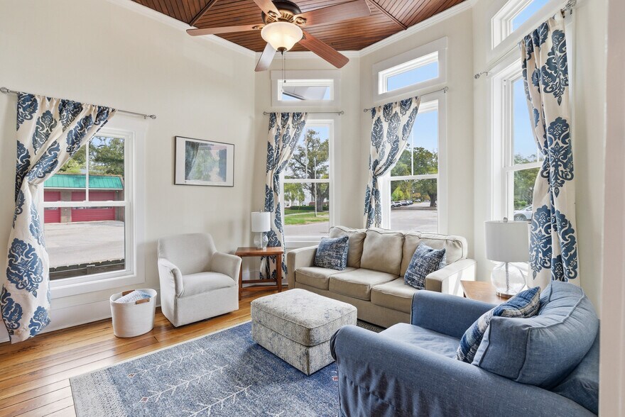 More Photos Of 119 N Davis St, Southport Hospitality For Sale