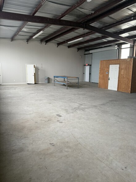 More Photos Of 1025 Ravia Rd, Sulphur Warehouse For Lease