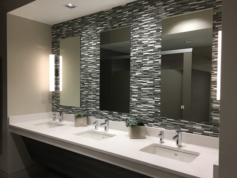 More Photos Of 935 National Pky, Schaumburg Office For Lease