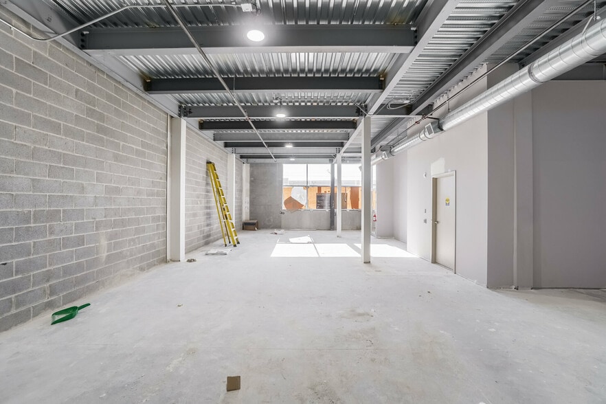 More Photos Of 10 Lightbeam Ter, Brampton Warehouse For Lease