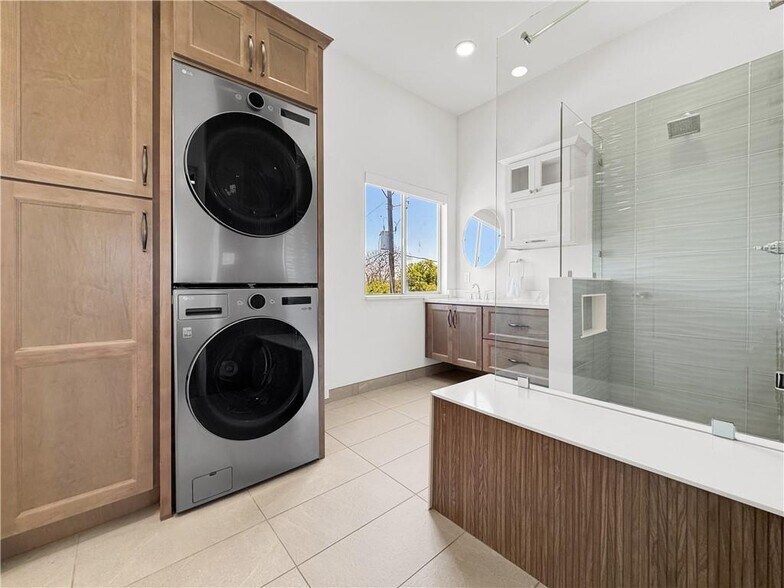 More Photos Of 1601 Ocean Dr, Corpus Christi Apartments For Sale