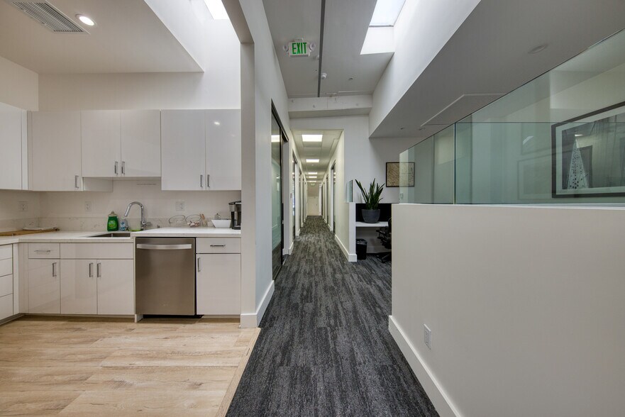 More Photos Of 2425 California St, San Francisco Storefront For Lease
