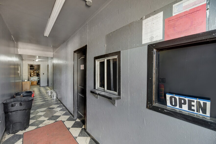 More Photos Of 9121 Cullen Blvd, Houston Auto Repair For Sale