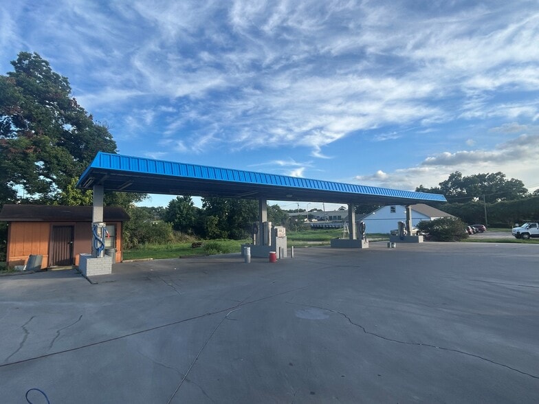 More Photos Of 223 Oaklawn Ave, Corsicana Carwash For Sale