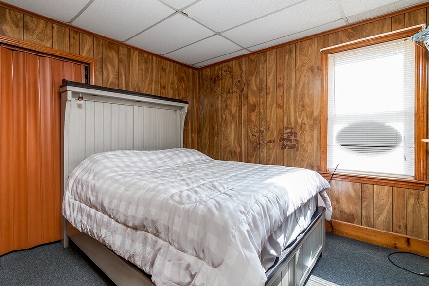 More Photos Of 104 Canal St, Blackstone Bar For Sale