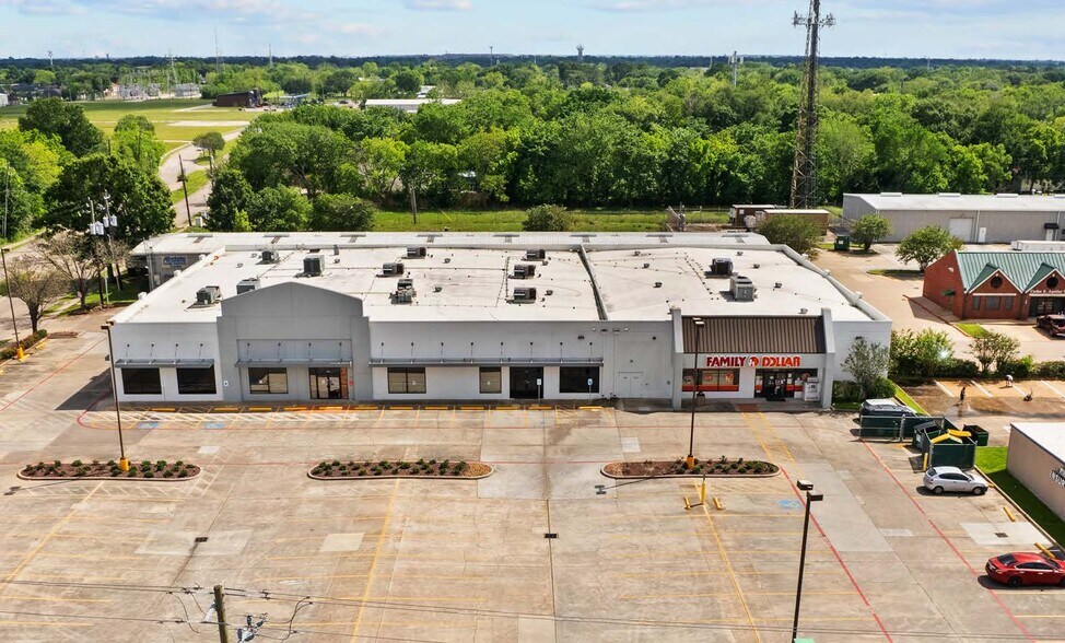 Primary Photo Of 3322-3330 Spencer Hwy, Pasadena General Retail For Sale