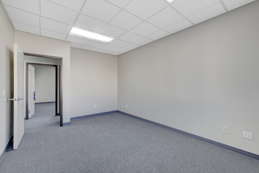 More Photos Of 5820 S Pecos Rd, Las Vegas Office For Sale