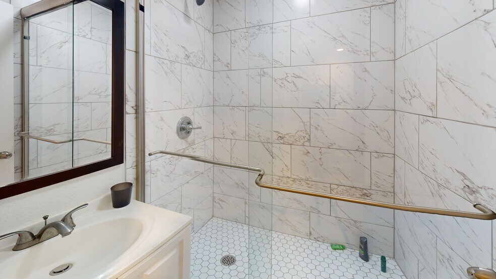 More Photos Of 10964-10966 Shady Trl, Dallas Distribution For Sale