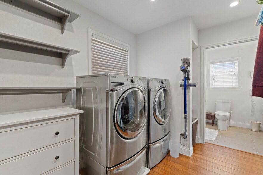 More Photos Of 925 Main St, Bastrop Office Residential For Sale