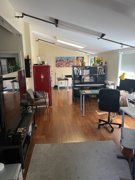 More Photos Of 22315 Mulholland Hwy, Calabasas Office For Sale