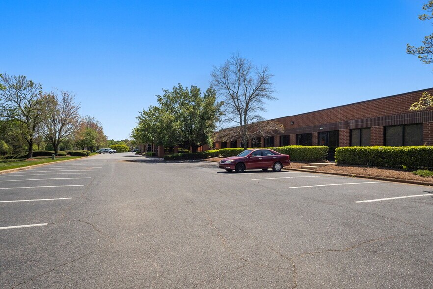 More Photos Of 1803 Associates Ln, Charlotte Showroom For Lease