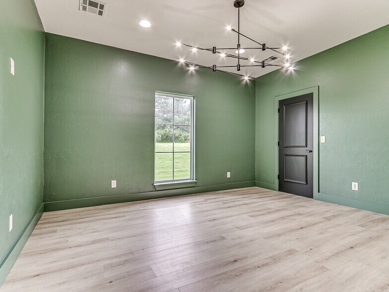 More Photos Of 1725 W 33rd St, Edmond Office For Sale