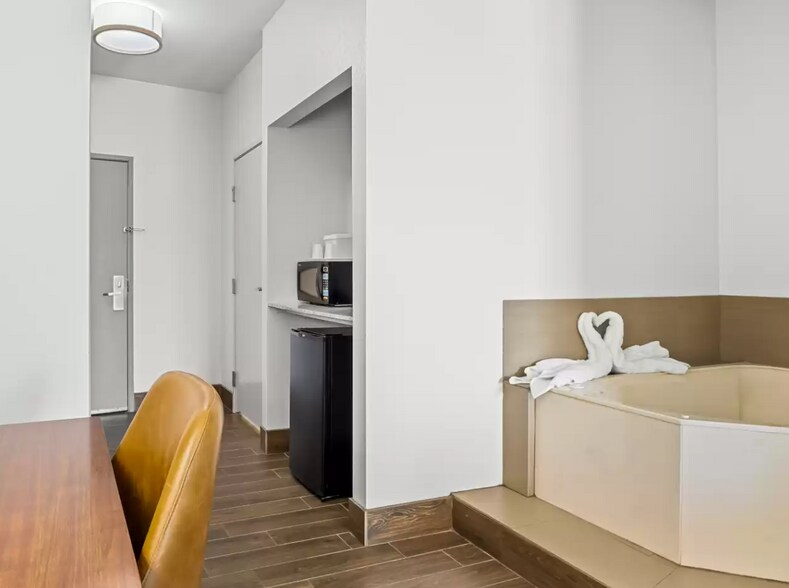 More Photos Of 200 Centennial Blvd, Lindale Hotel For Sale