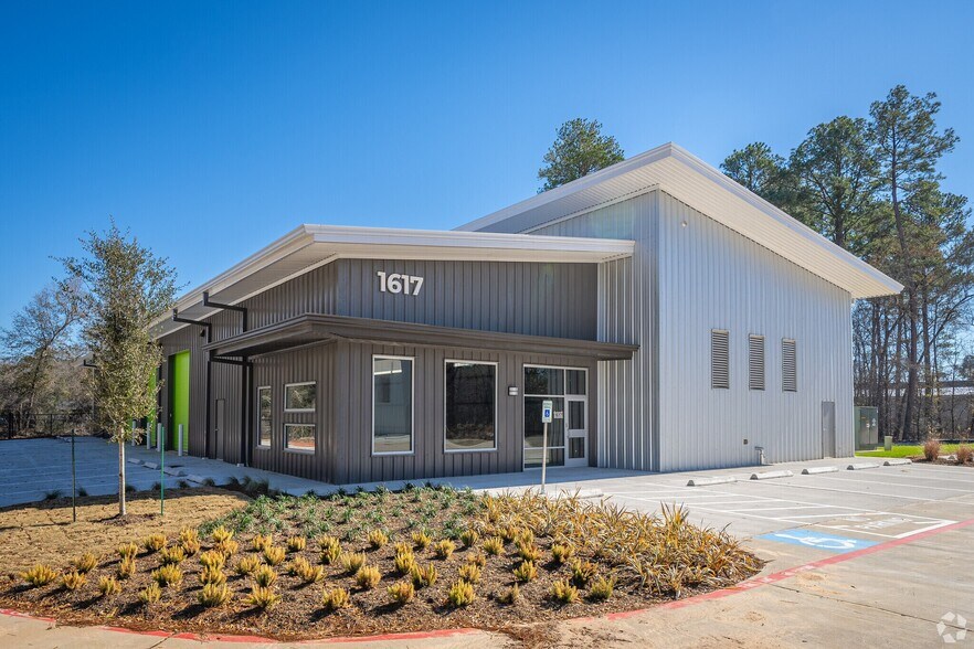 Primary Photo Of 1617 N Loop 336 E, Conroe Flex For Lease