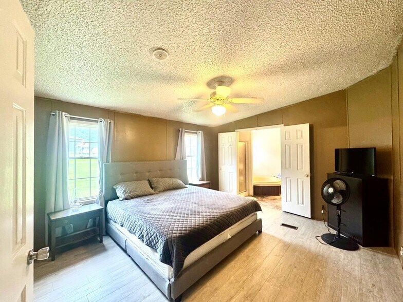 More Photos Of 158 Caloric Rd., Mullens Flex For Sale