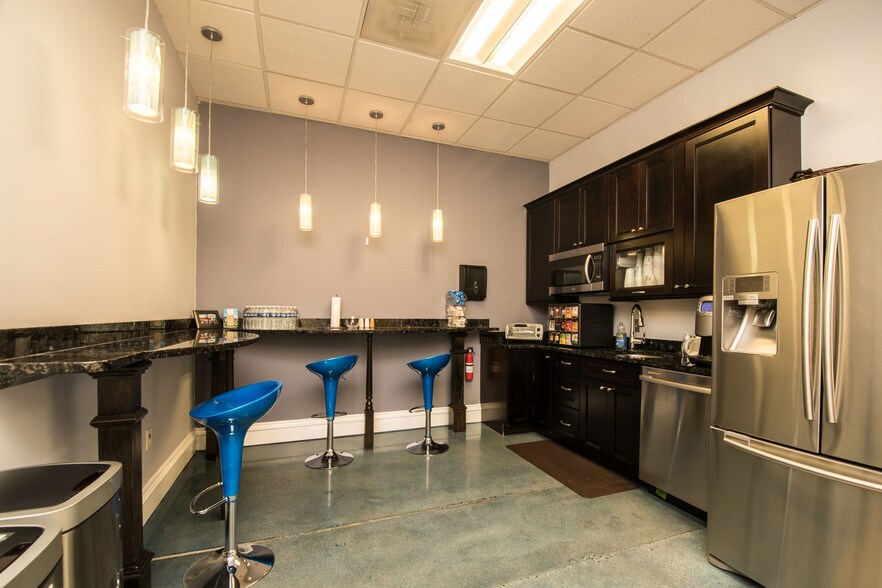 More Photos Of 1946-1954 W Isaac Newton Sq, Reston Showroom For Lease